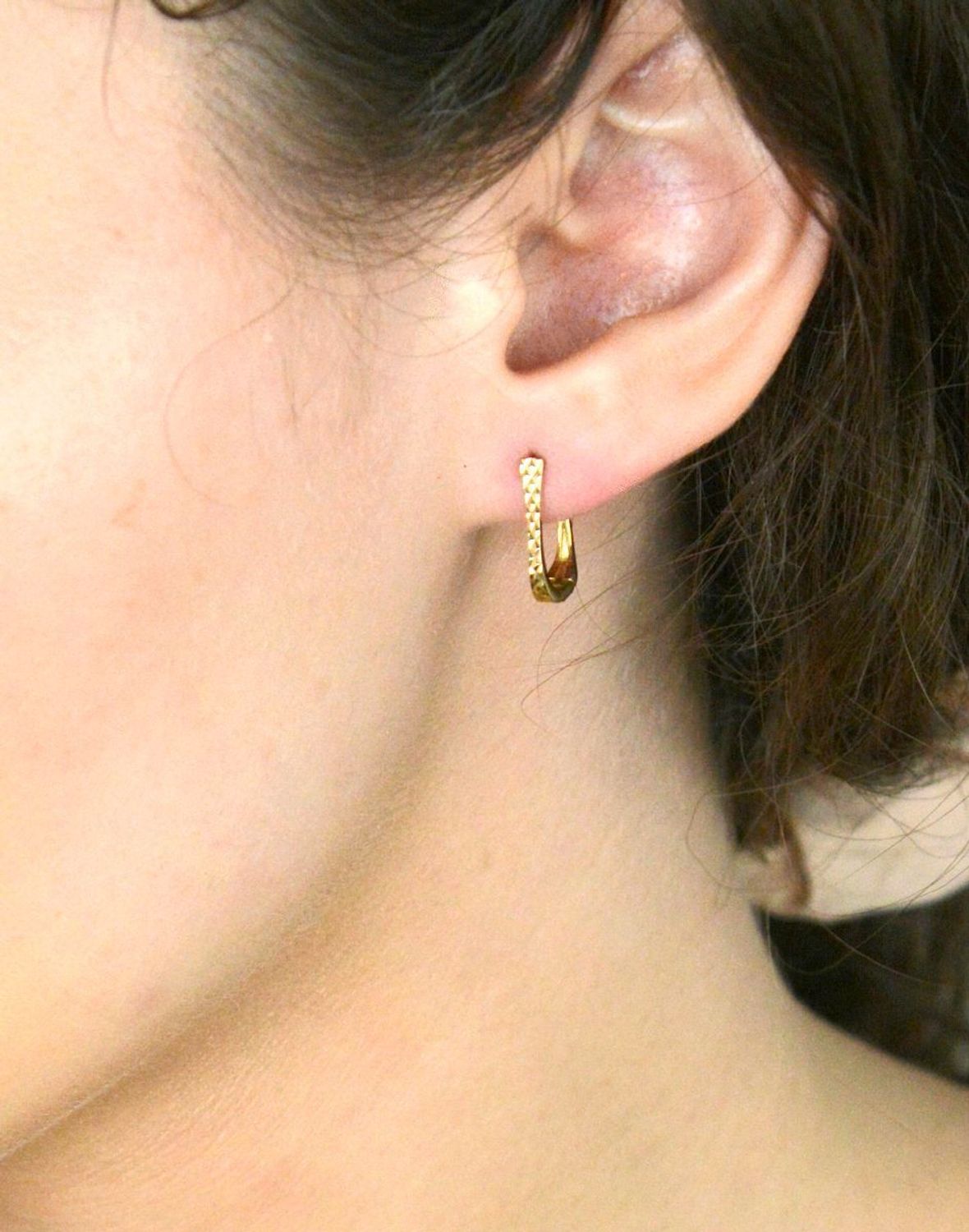 Eleganckie kolczyki wykonane z wysokiej jakości złota próby 333, które zachwycają subtelnym grawerem dodającym im wyjątkowego charakteru. 2.jpg